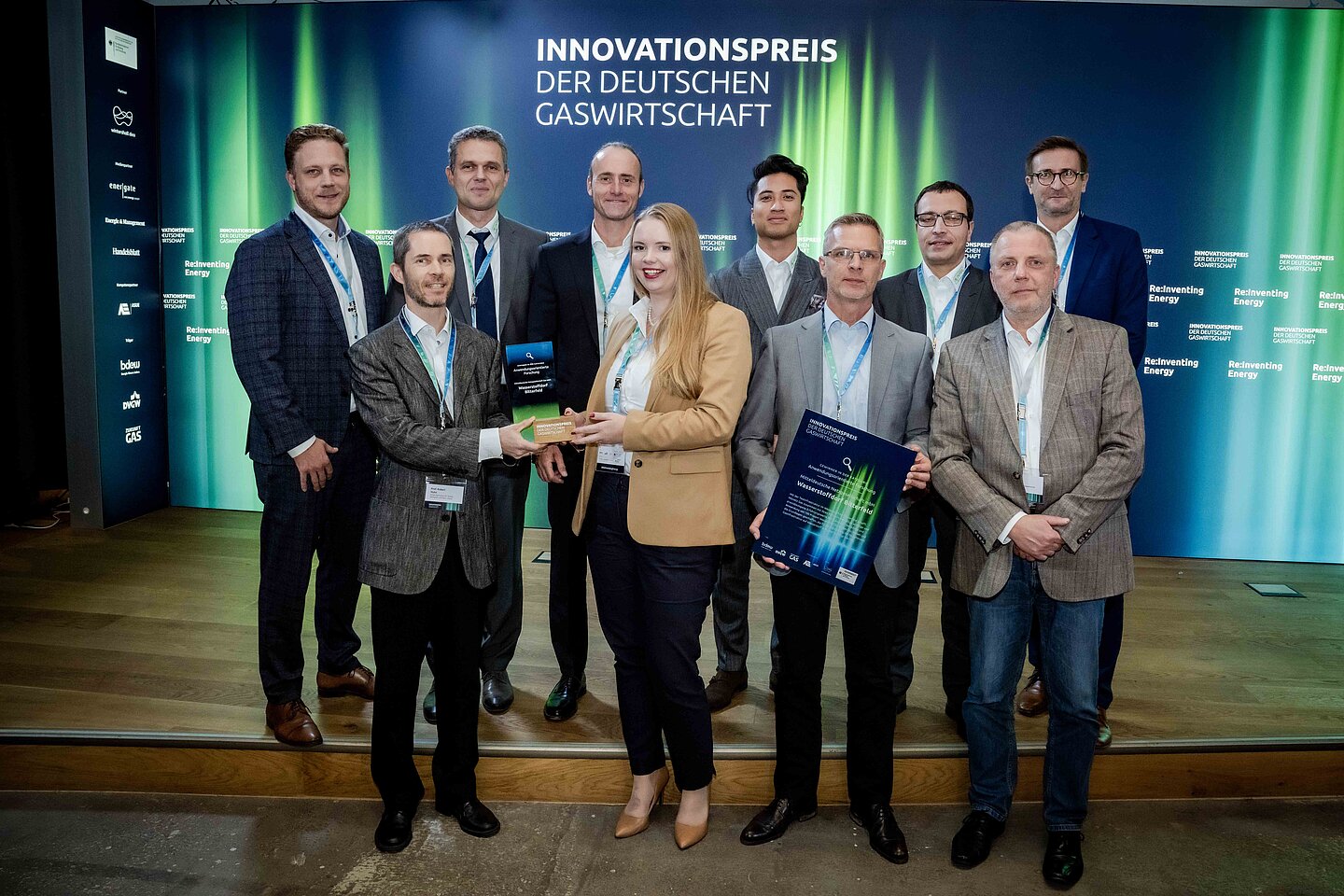 Innovationspreis für das Projektteam des Wasserstoffdorfs Das Projektteam des Wasserstoffdorfs Bitterfeld-Wolfen nahm den Innovationspreis am 12. Oktober 2022 in Berlin entgegen.