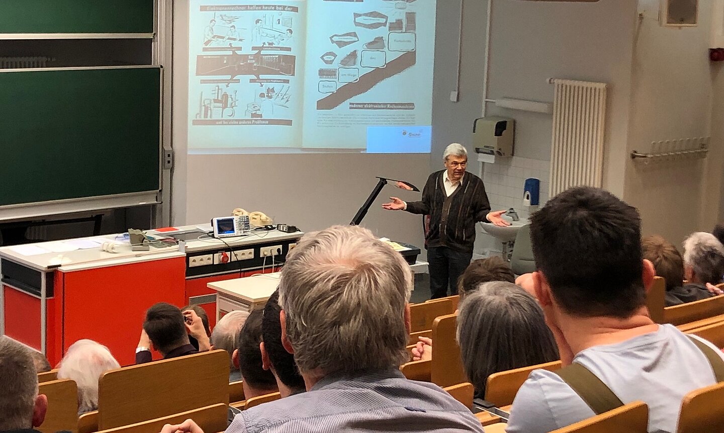 Abschiedsvorlesung von Klaus Bastian Mann spricht vor Publikum in einem Hörsaal