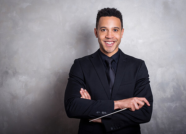 Matthew Lynch, der neue künstlerische Leiter des HTWK-Orchesters. (Foto: privat) Matthew Lynch, der neue künstlerische Leiter des HTWK-Orchesters. (Foto: privat)