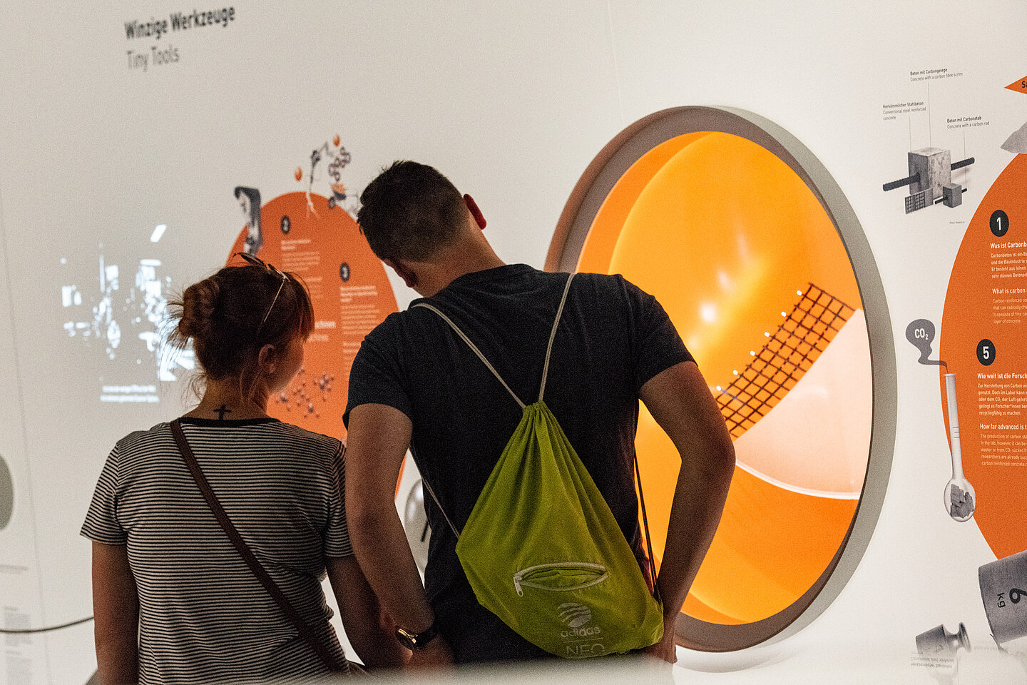 Schale aus Carbonbeton im Futurium Zwei Besucher bestaunen die Carbonbetonschale im Futurium