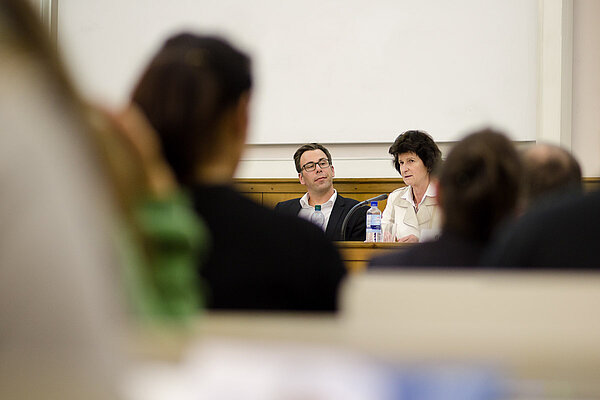 Kongress Soziale Arbeit (Foto: Robert Weinhold/HTWK Leipzig) Die sächsische Wissenschaftsministerin Dr. Eva-Maria Stange und der Moderator HTWK-Professor Andreas Thiesen beim Symposium „Wie kann Soziale Arbeit gelingen?“.