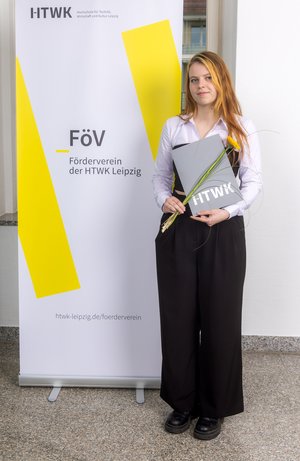 Frau vor Plakat