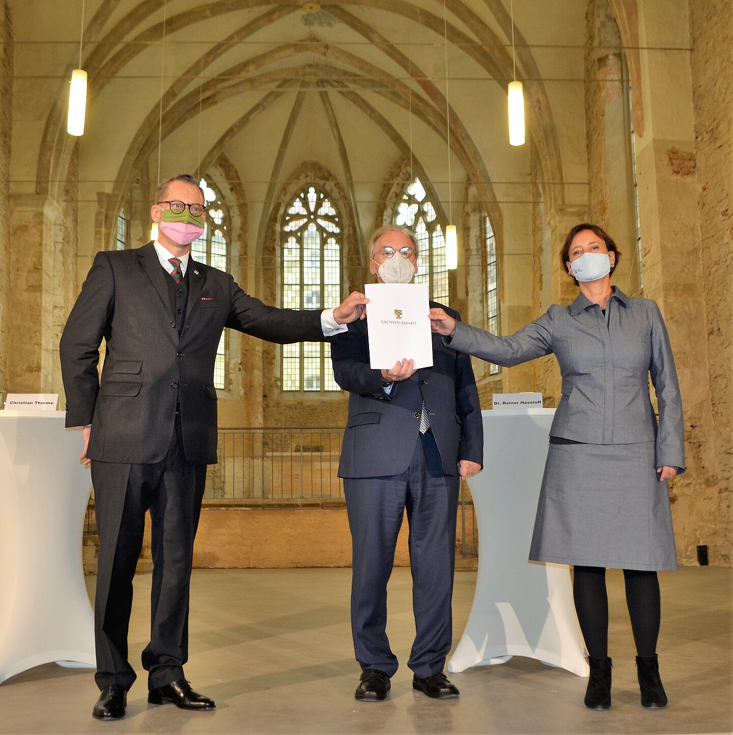 Oberbürgermeister Christian Thieme, Ministerpräsident Reiner Haseloff und Vera Moosmayer vom Bundesministerium des Innern, für Bau und Heimat bei der Übergabe des Zuwendungsbescheids für das DZZ (Foto: Sophie Schlehahn, Stadtverwaltung Zeitz) Oberbürgermeister Christian Thieme, Ministerpräsident Reiner Haseloff und Vera Moosmayer vom Bundesministerium des Innern, für Bau und Heimat (v.l.n.r.) bei der Übergabe des Zuwendungsbescheids für das DZZ (Foto: Sophie Schlehahn, Stadtverwaltung Zeitz)