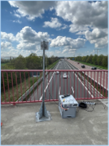 Mobile measurement setup with antenna on a bridge above a highway