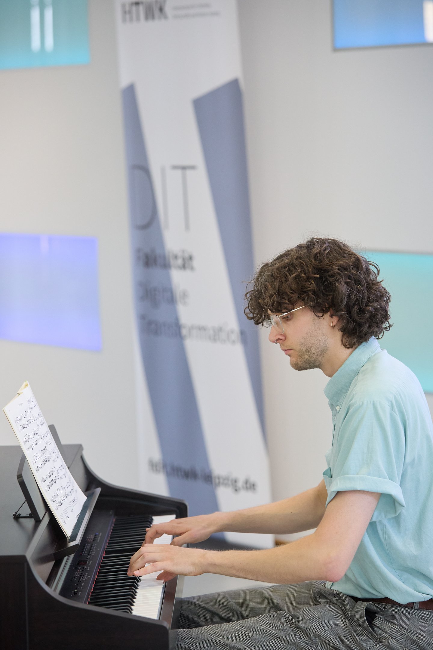 Konstantin Schmidt junger Mann am Klavier