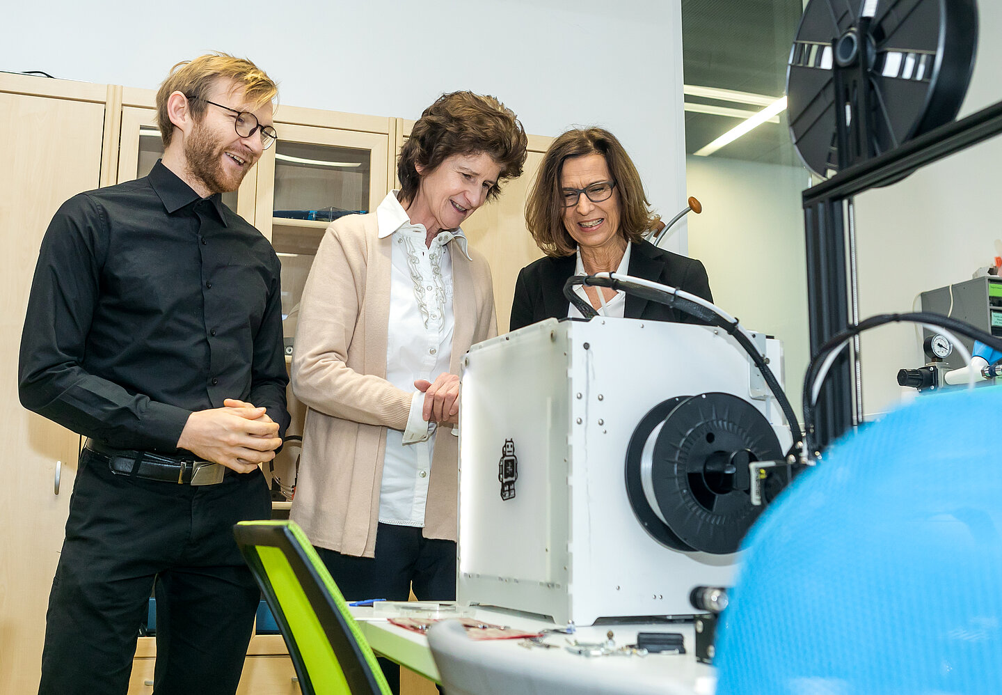 Die Sächsische Wissenschaftsministerin Dr. Eva-Maria Stange und HTWK-Rektorin Prof. Gesine Grande am 3D-Drucker im Robotiklabor. (Links wissenschaftlicher Mitarbeiter Michael Sanne; Foto: Swen Reichhold/HTWK Leipzig) Die Sächsische Wissenschaftsministerin Dr. Eva-Maria Stange und HTWK-Rektorin Prof. Gesine Grande am 3D-Drucker im Robotiklabor. (Links wissenschaftlicher Mitarbeiter Michael Sanne; Foto: Swen Reichhold/HTWK Leipzig)