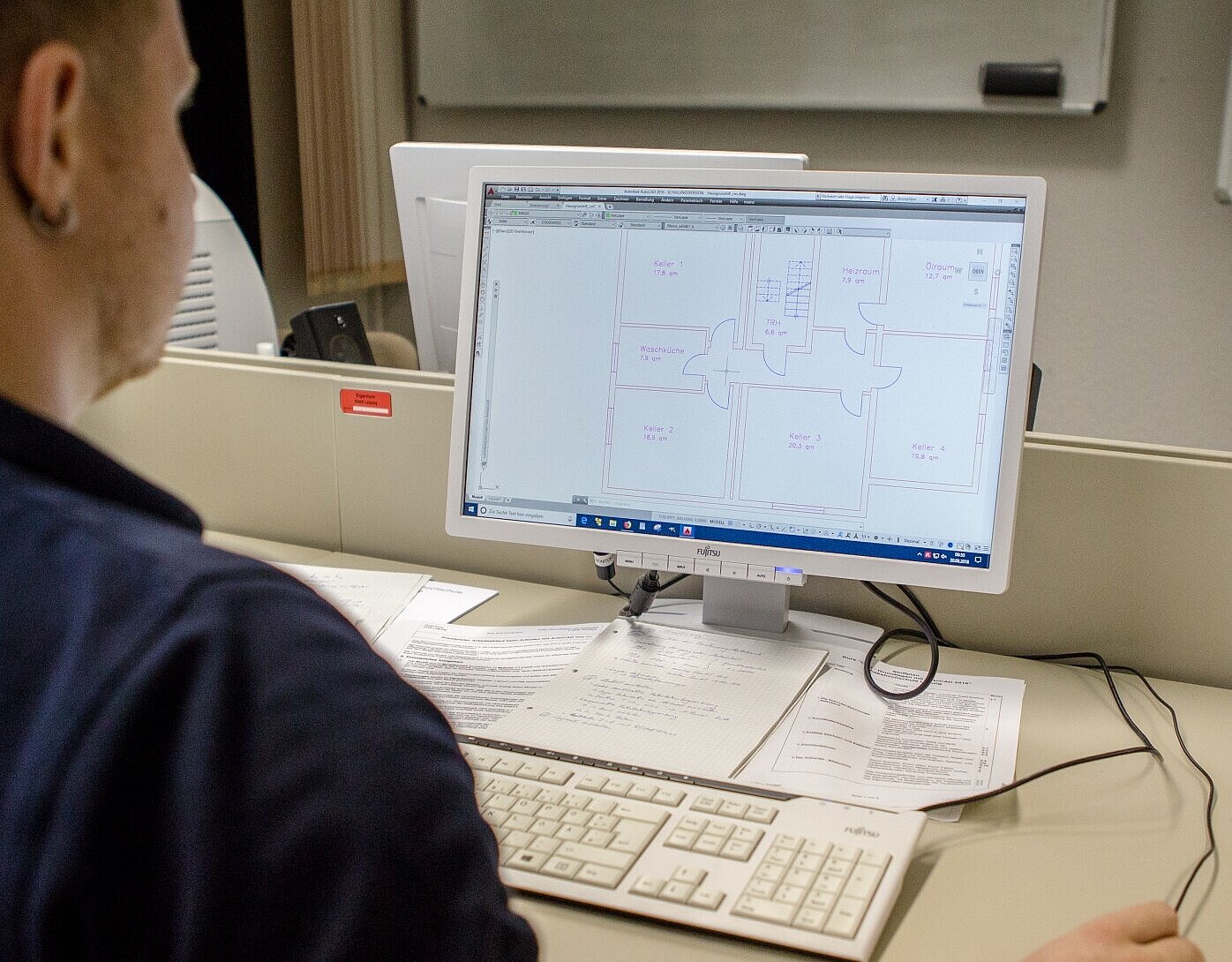 Während der AutoCAD-Schulung in der Volkshochschule (Foto: Robert Weinhold) Nahaufnahme des Bildschirminhalts während einer Schulungssituation. Zu sehen sind Grundrisse eines Straßenzugs.