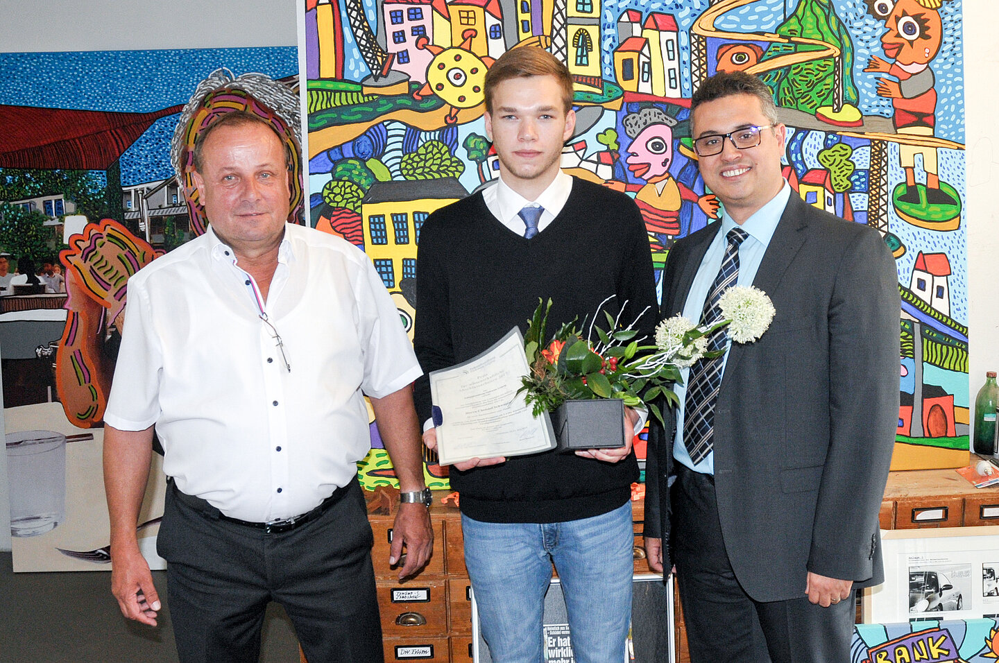 HTWK-Student erhält Preis der Zukunftsstiftung Südraum Leipzig Der Preisträger Christoph Schwager mit Prof. Faouzi Derbel (Betreuer der Bachelorarbeit, rechts) und Dietmar Müller (Leiter Engineering Elektrotechnik bei der MIBRAG).