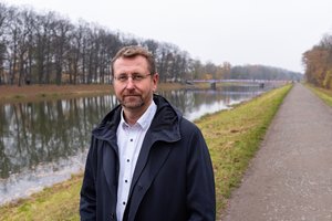 Tilo Sahlbach ein Mann steht am Fluss