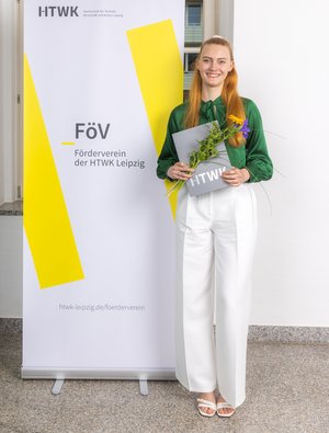 Frau in weißer Hose vor Plakat