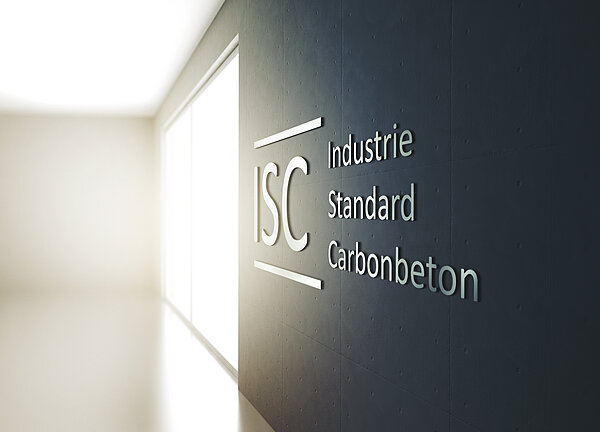 Auf einer Wand steht die Aufschrift Industrie Standard Carbonbeton