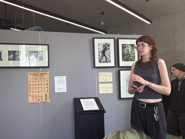 In der Bibliothek wird durch die Ausstellung "Unsichtbar - Queere Geschichte der letzten 100 Jahre" geführt.  