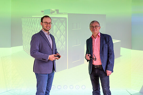 einfachBIM Tom Radisch und Prof. Ulrich Möller stehen in der Cave der HTWK Leipzig, einem 360-Grad-Projektionsraum