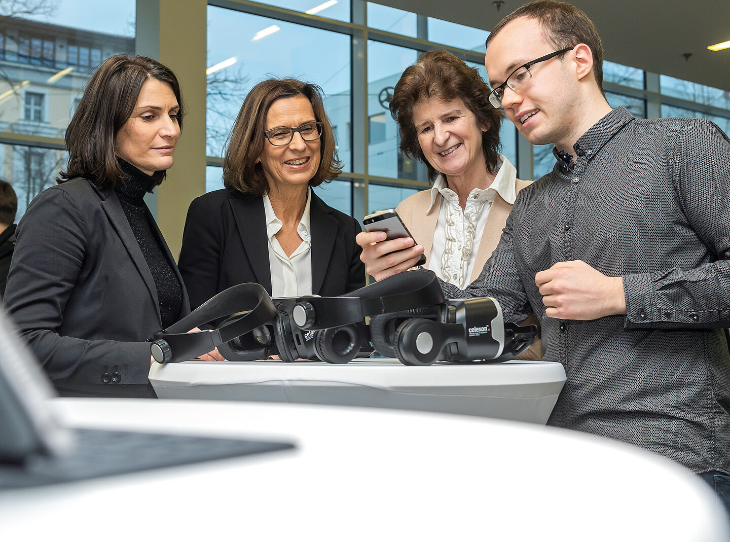 Dr. Elke Frank, Senior Vice President HR der Dt. Telekom AG, HTWK-Rektorin Prof. Gesine Grande und Sachsens Wissenschaftsministerin Dr. Eva-Maria Stange und Nachwuchsforscher Tom Radisch. (Foto: Swen Reichhold/HTWK Leipzig) Dr. Elke Frank, Senior Vice President HR der Dt. Telekom AG, HTWK-Rektorin Prof. Gesine Grande und Sachsens Wissenschaftsministerin Dr. Eva-Maria Stange und Nachwuchsforscher Tom Radisch. (Foto: Swen Reichhold/HTWK Leipzig)