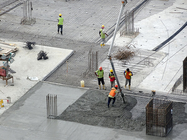 SlideTex Sechs Bauarbeiter auf der "Baustelle" aus der Vogelperspektive