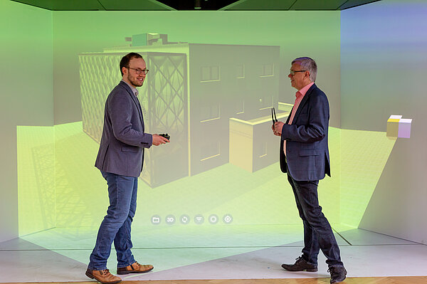 Cave Tom Radisch und Prof. Ulrich Möller navigieren in der Cave in einem digitalen 3D-Gebäude, das mithilfe von BIM erstellt wurde