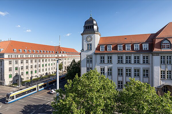 Geutebrück-Bau Blick auf Straßenkreuzung und Hochschulgebäude