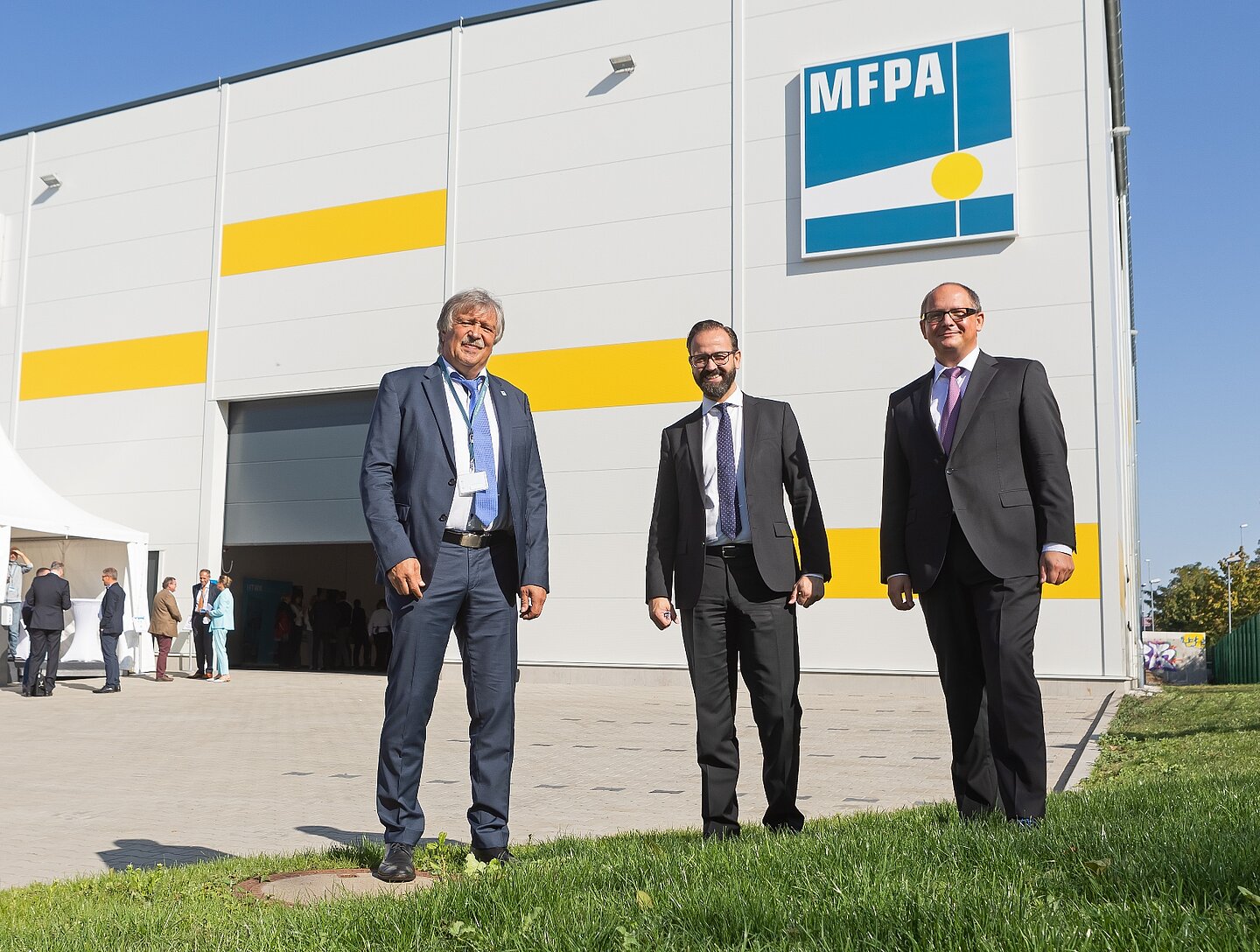 Dr. Mathias Reuschel, Sebastian Gemkow, Prof. Mark Mietzner (v.l.n.r.) vor dem Hallenneubau. (Foto: Swen Reichhold) Drei Männer vor neuer Halle Dr. Mathias Reuschel, Sebastian Gemkow, Prof. Mark Mietzner (v.l.n.r.)