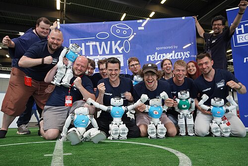 Die Freude über den Vizetitel in Bordeaux 2023 war groß! (Foto: HTWK Robots) Die Freude über den Vizetitel in Bordeaux 2023 war groß! (Foto: HTWK Robots)