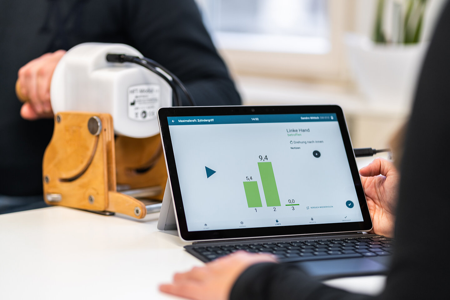 Software HandWerk ein Laptop steht vor dem Therapiewerkzeug
