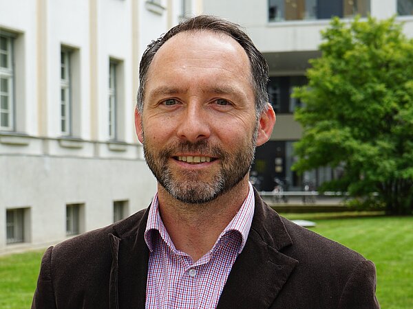 Prof. Guido Reuther. (Foto: HTWK Leipzig) Porträt: Mann vor Wiese