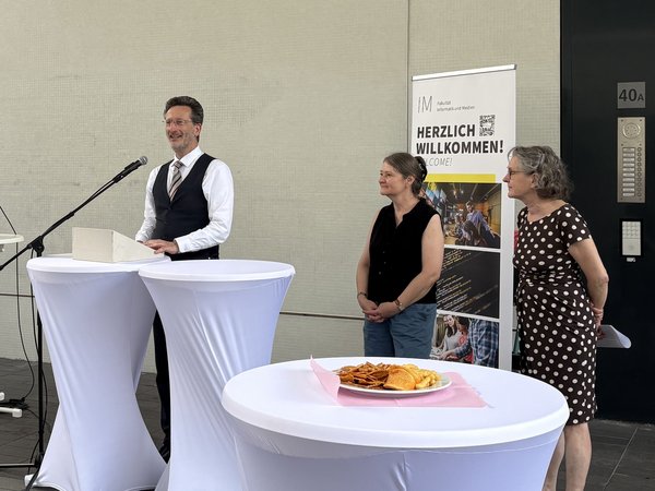 Der Rektor der HTWK begrüßt die Gäste zur Eröffnung der Ausstellungsreihe der Museologie vor der HTWK-Bibliothek. 