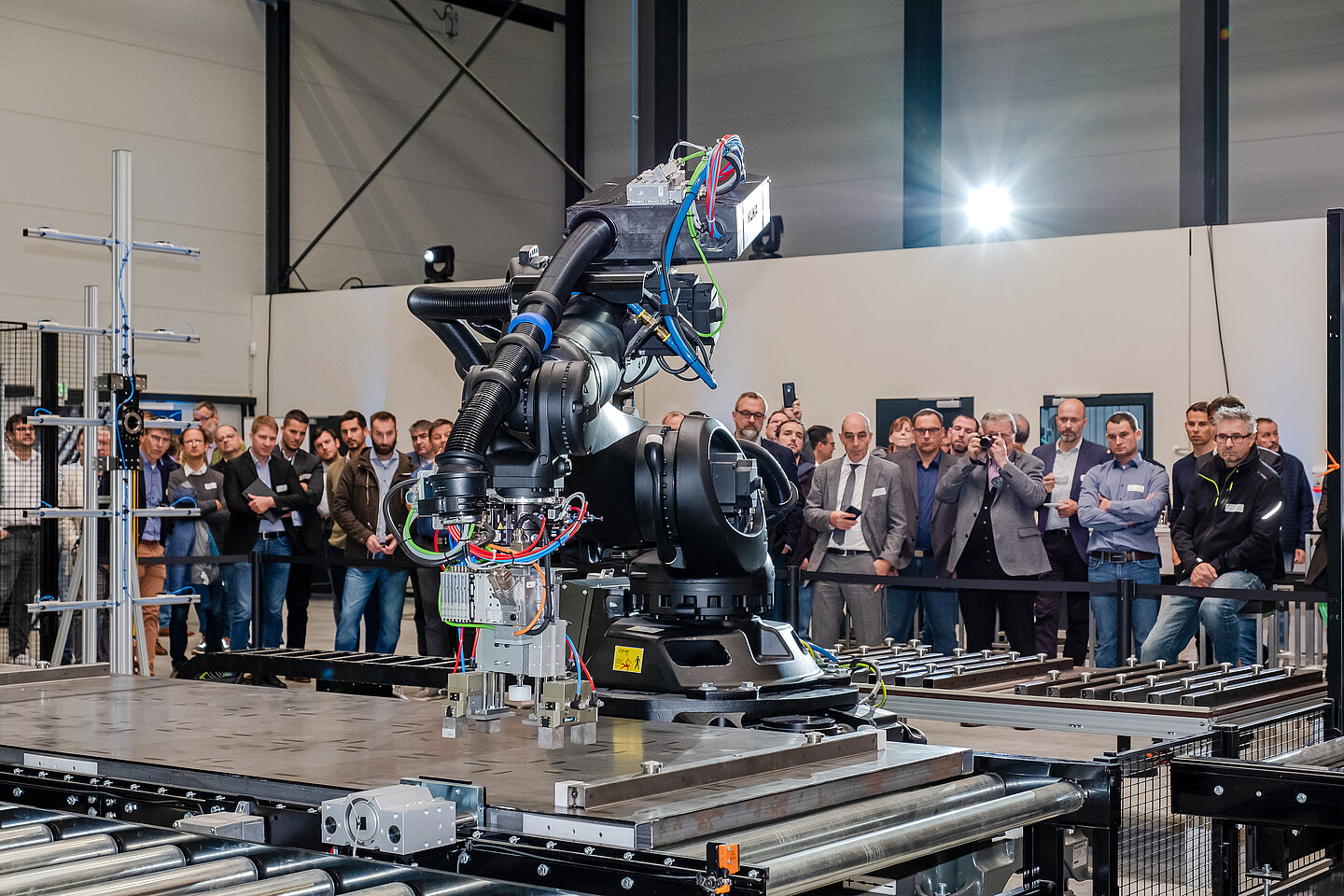 Carbonbetontechnikum Im Carbonbetontechnikum werden Bauteile aus Carbonbeton automatisiert gefertigt (Foto: Kirsten Nijhof/HTWK Leipzig)