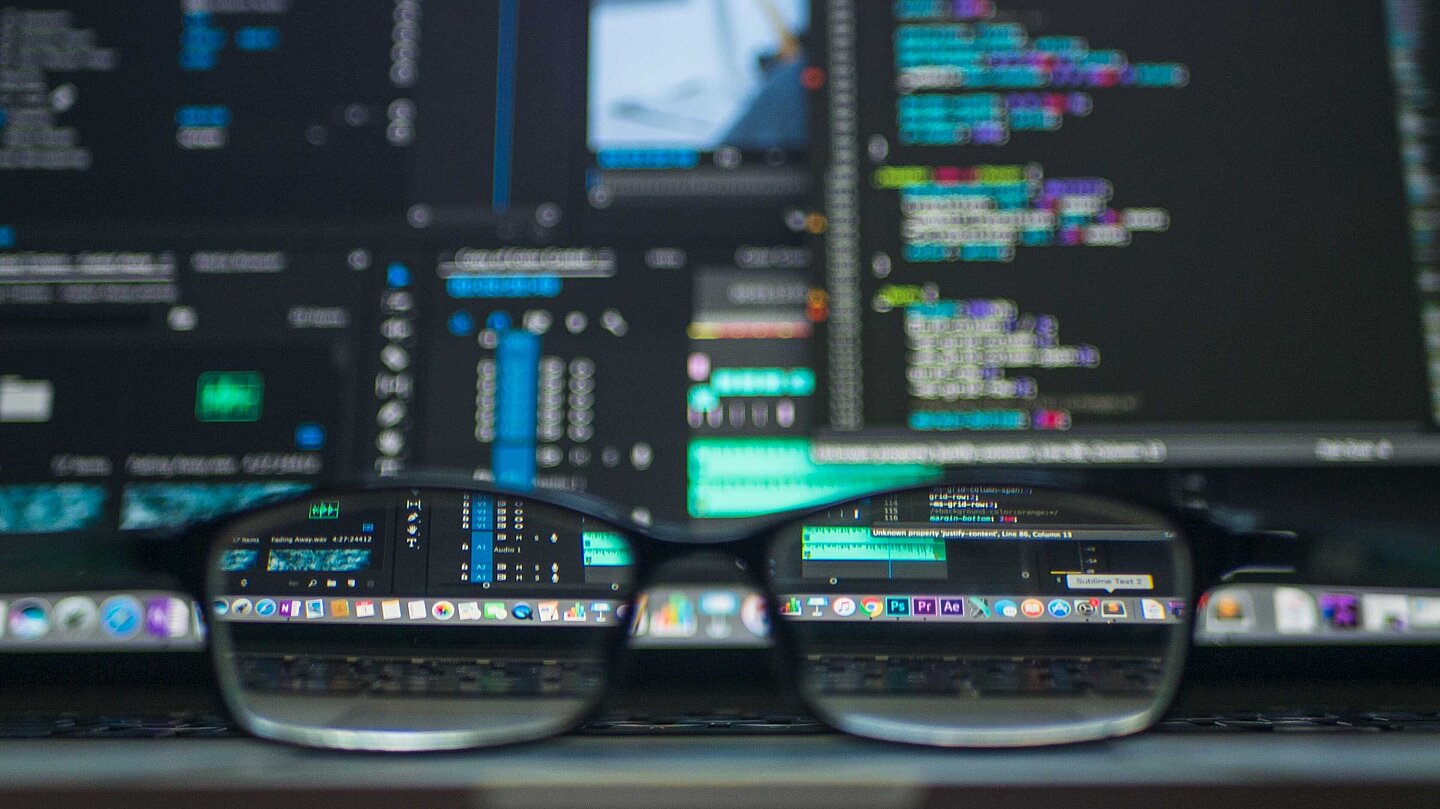 Digitalisierung Nahansicht eines Computerarbeitsplatzes