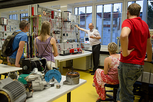 Laborbesichtigung Elektrische Antriebstechnik Professor Winfried Hähle (mittig) zeigt im Labor Elektrische Antriebstechnik, wie die Steuerung von Motoren funktioniert.