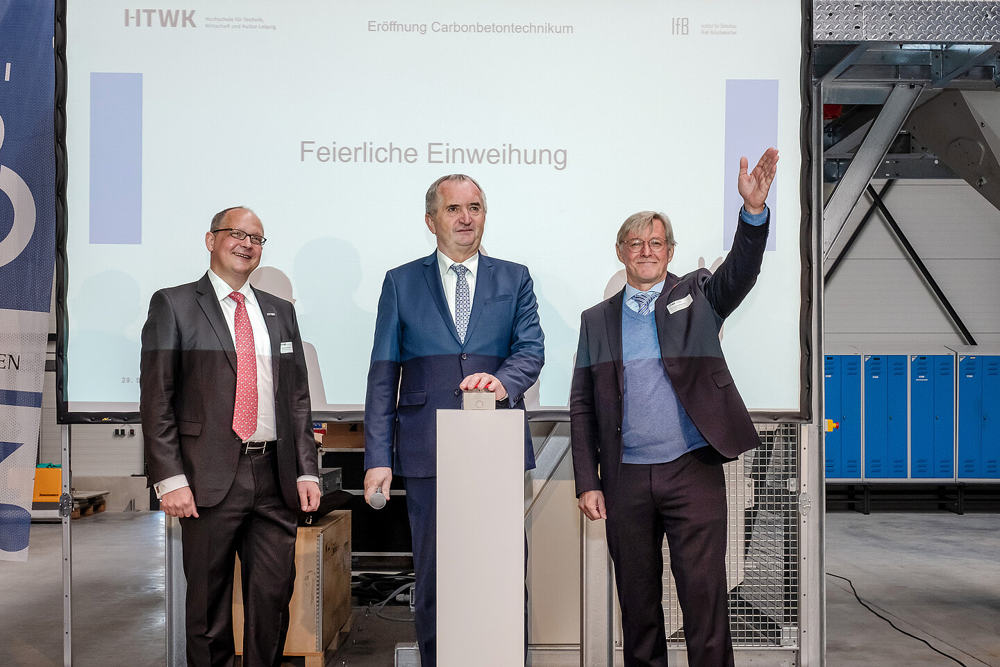 Carbonbetontechnikum Prof. Mark Mietzner, Rektor der HTWK Leipzig, Thomas Schmidt, Sächsischer Staatsminister für Regionalentwicklung, und Prof. Klaus Holschemacher, Direktor des Instituts für Betonbau an der HTWK Leipzig (v.l.), eröffnen das Carbonbetontechnikum (Foto: Kirsten Nijhof/HTWK Leipzig)