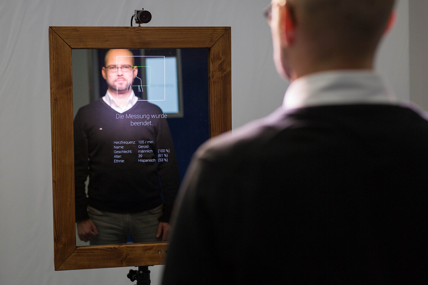 Der digitalisierte Spiegel, Foto: Marco Dirr / HTWK Leipzig Forschungsexponat, Spiegel, Metadaten