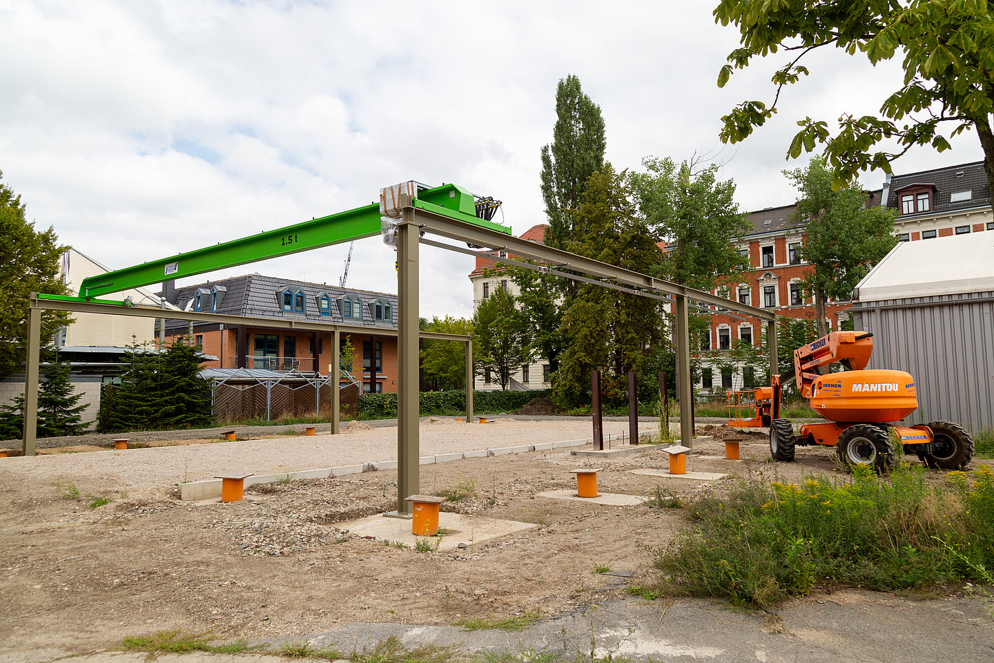 GeoTechnikum Kranbahn Eine Kranbahn steht auf einer Bodenversuchsanlage, noch fehlt eine Überdachung der Fläche