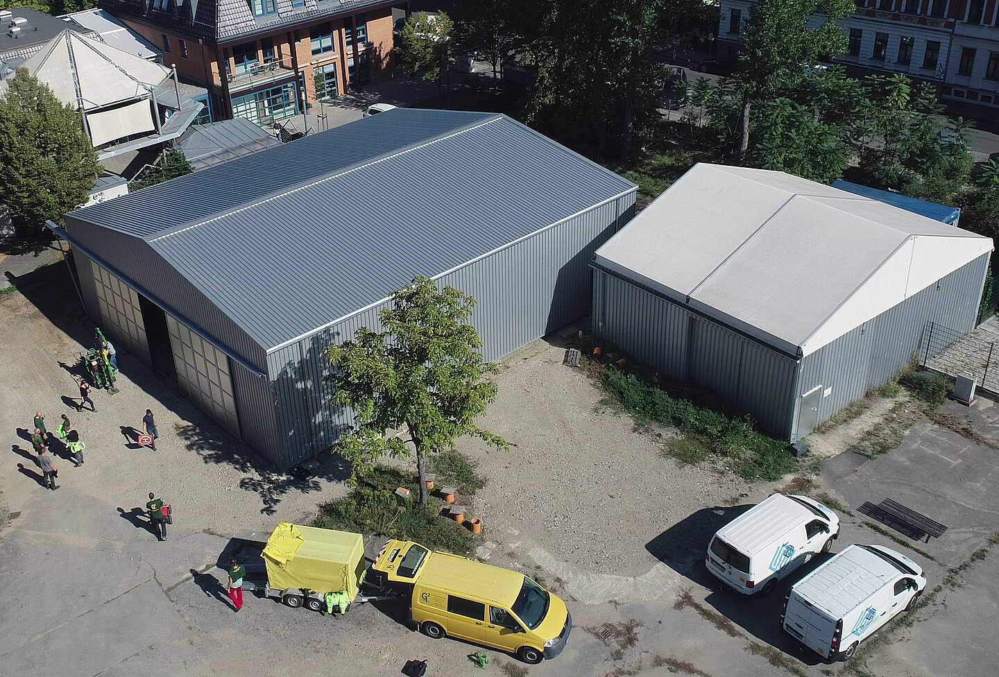 GeoTechnikum Luftaufnahme Die Luftaufnahme zeigt eine große Halle links und eine kleinere rechts daneben.