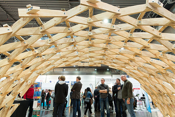 Zollinger-Dach (Foto: Leipziger Messe GmbH / Tom Schulze) Das Zollinger-Dach auf der denkmal-Messe 2016