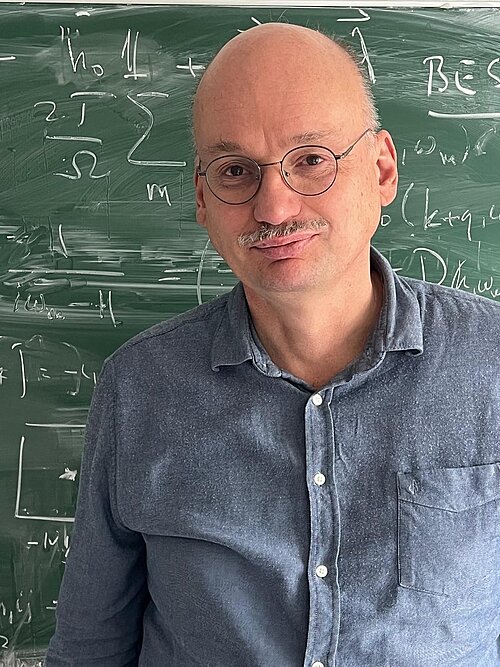 Wo zeigt sich die Quantenmechanik in unserer makroskopischen Welt? Wo zeigt sich die Quantenmechanik in unserer makroskopischen Welt?