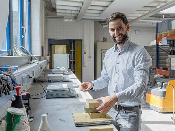 Lars Hoffmann. (Foto: HTWK Leipzig) junger Mann in Labor