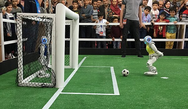 NAO-Team gewinnt mit seinen Robotern die Iran-Open 2018 (Foto:HTWK Leipzig) Ein Fußball-Rebotor schießt auf ein Tor