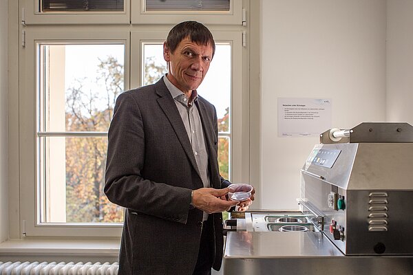 Prof. Eugen Herzau. (Foto: Robert Weinhold/HTWK Leipzig) Mann in Labor mit Geräaten