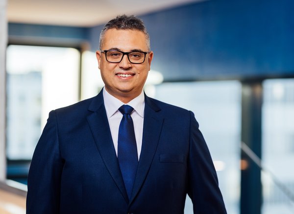Lächelnder Faouzi Derbel in der Hochschulbibliothek