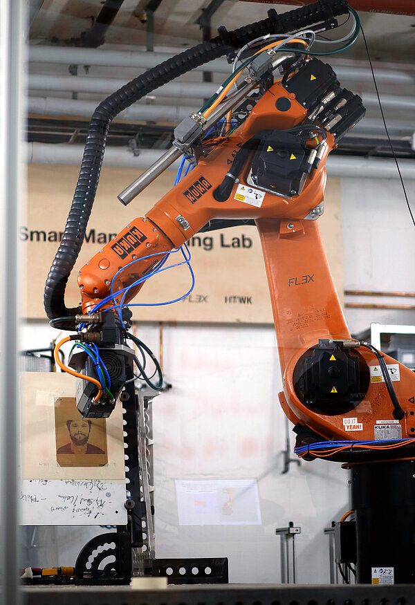 Roboter Der orangene Kuka-Roboter im Smart Manufacturing Lab der HTWK Leipzig