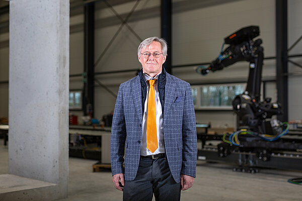 Prof. Holschemacher im Carbonbetontechnikum Prof. Holschemacher im Carbonbetontechnikum