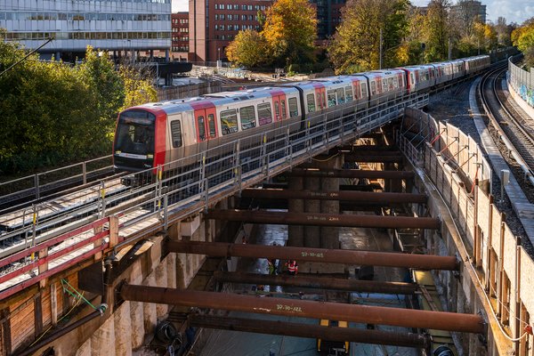 Zug überbrückt eine Baustelle mit Gleisen