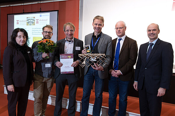 Preisverleihung der denkmal-Goldmedaille (Foto: Leipziger Messe GmbH / Tom Schulze) Gruppenfoto der Preisträger und Gratulanten.