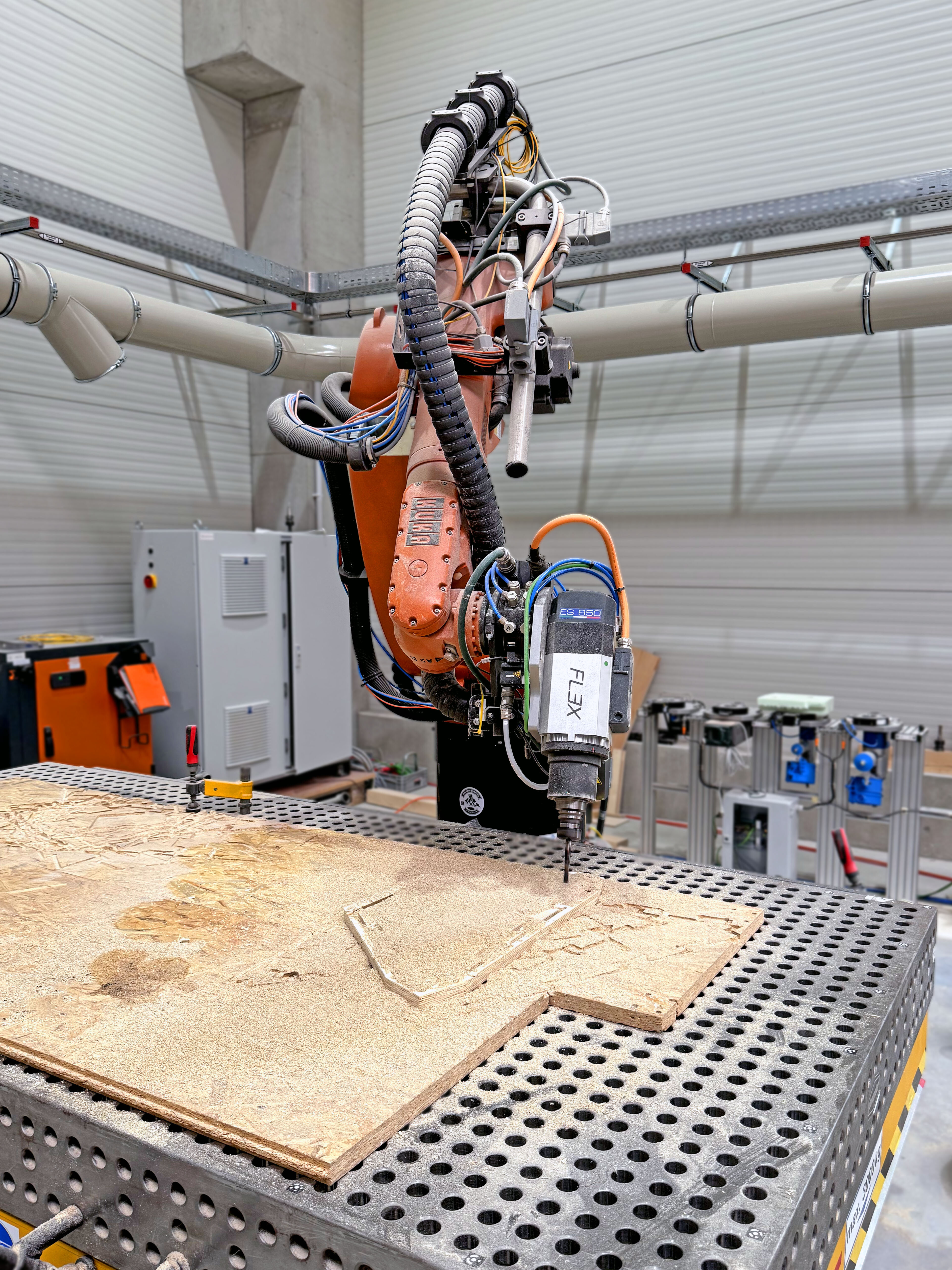 Roboter FLEX ein Roboter bearbeitet eine Holzplatte