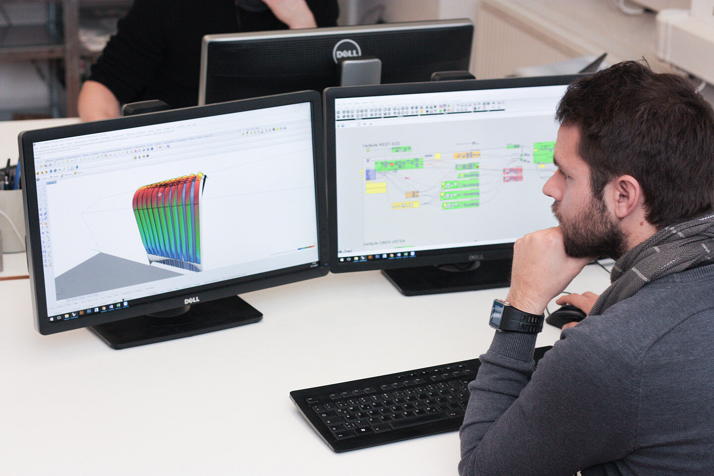Entwurfsplanung für die Solar.shell Projektmitarbeiter Adrian Heller an einem CAD-Programm am PC