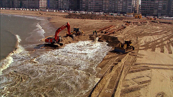 Wird Sand knapp? (Foto: Rappi Productions) Bagger schütten vor der Küste von Florida Sand auf.