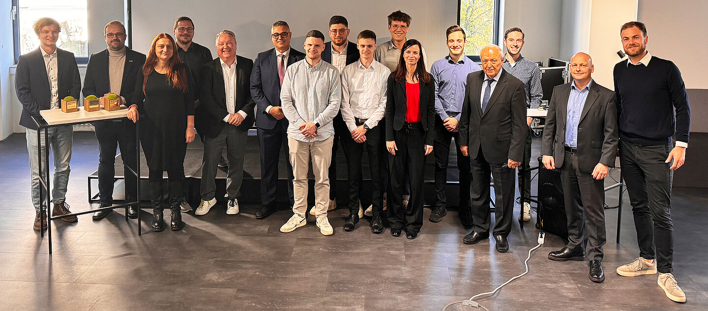 Gruppenfoto mit allen Teilnehmenden beim Förderpreis Angewandte Digitalisierung 2024