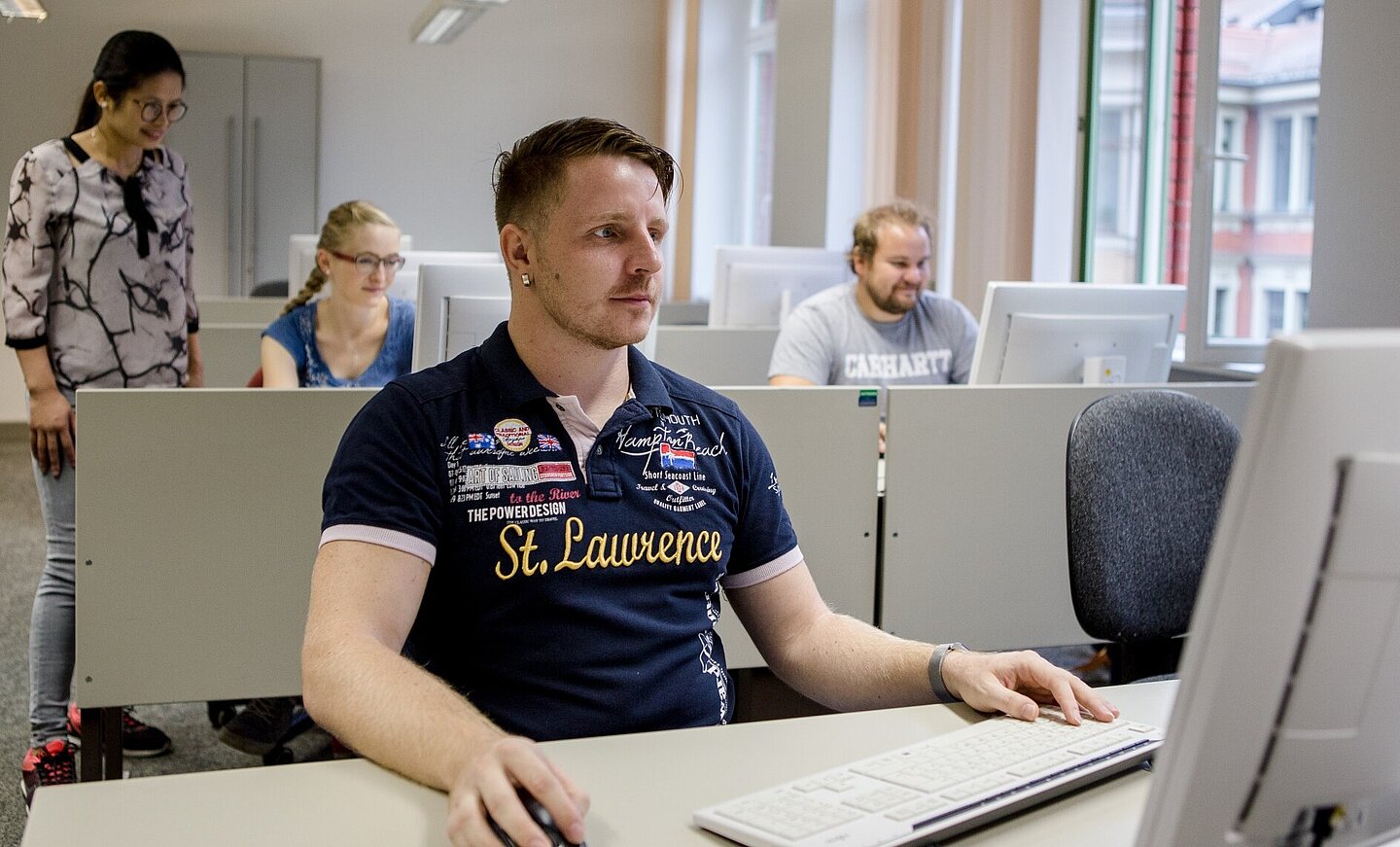 Andreas Saupe bei der AutoCAD-Schulung in der Volkshochschule (Foto: Robert Weinhold) Frontalaufnahme von Andreas Saupe als Schulungsteilnehmer in einem PC-Pool, fotografiert aus der Dozentenperspektive.