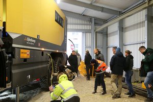 DemoDay Drucksondierung Männer und Frauen begutachten das große Fahrzeug aus der Nähe