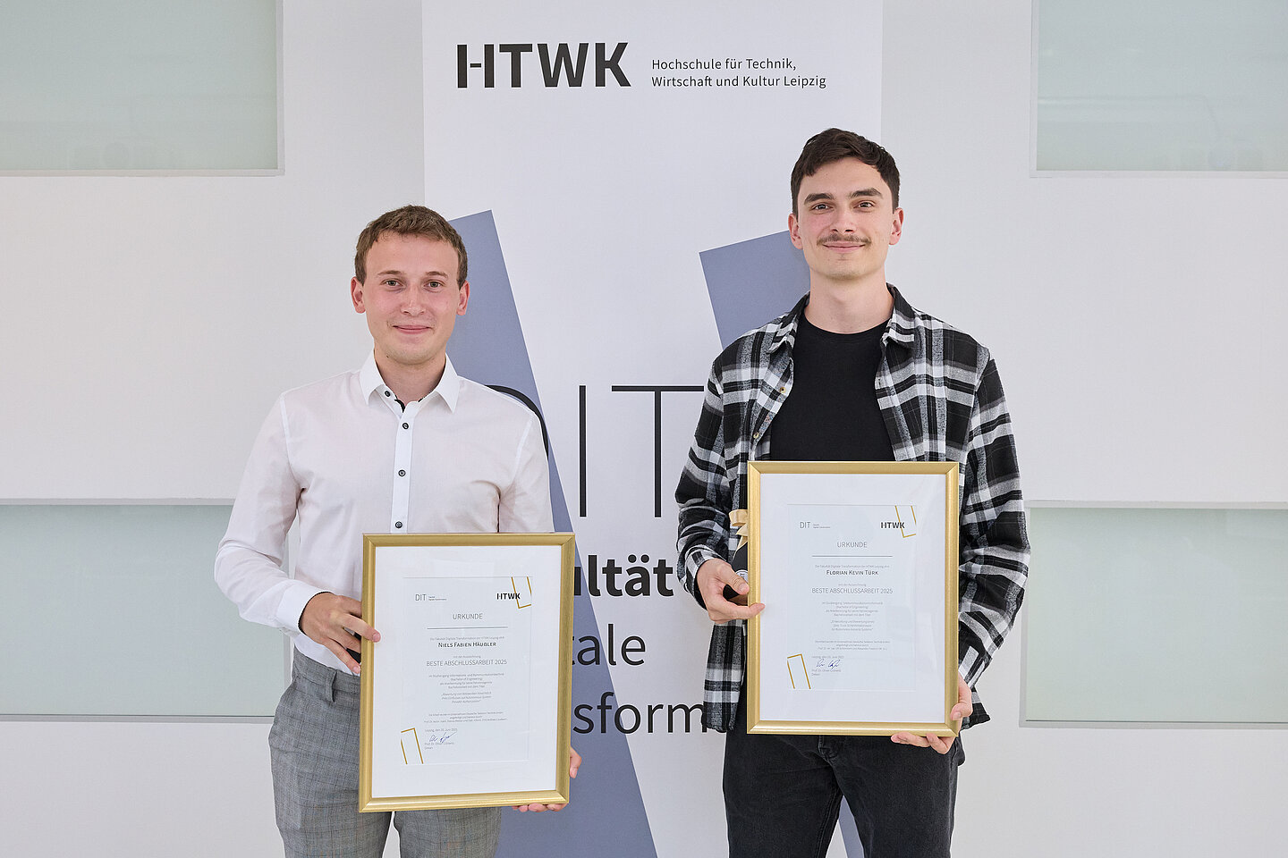 Auszeichnungen für beste Abschlussarbeiten Studierende erhalten Auszeichnungsurkunden für die beste Abschlussarbeit